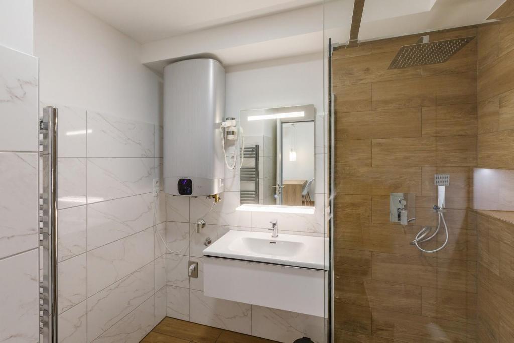 Kúpeľňa v ubytovaní La Bella Centrum Apartmanok Kék Zöld