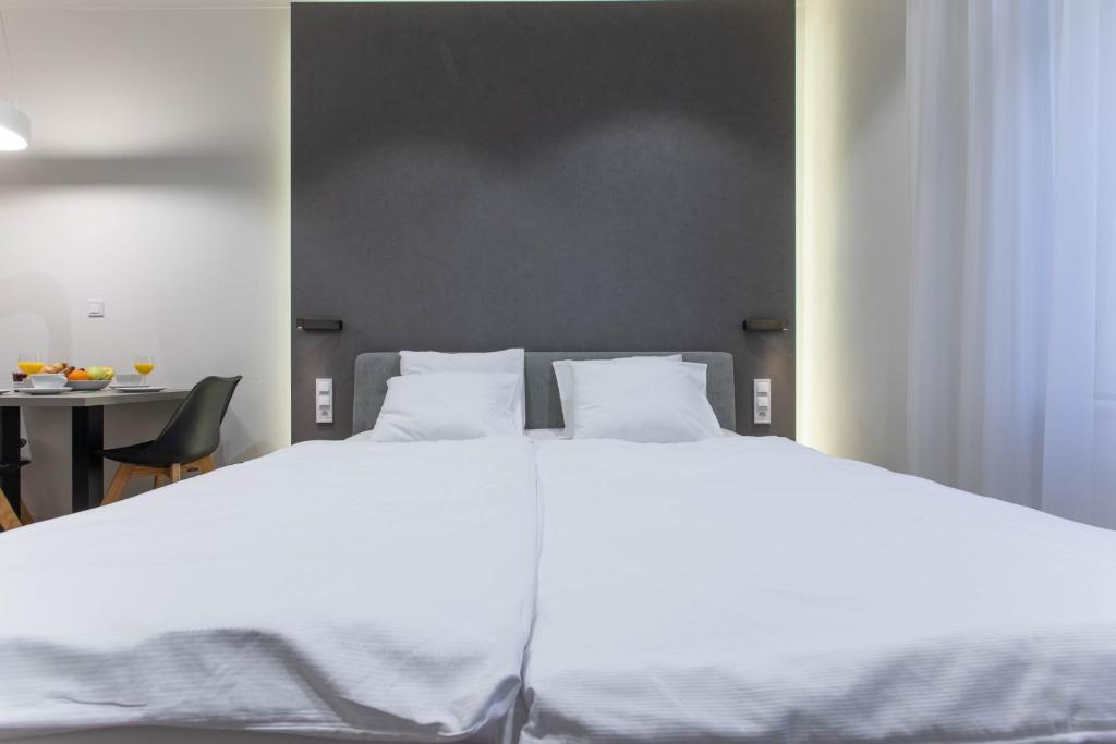 Postel nebo postele na pokoji v ubytování Lampi Aparthotel Prague