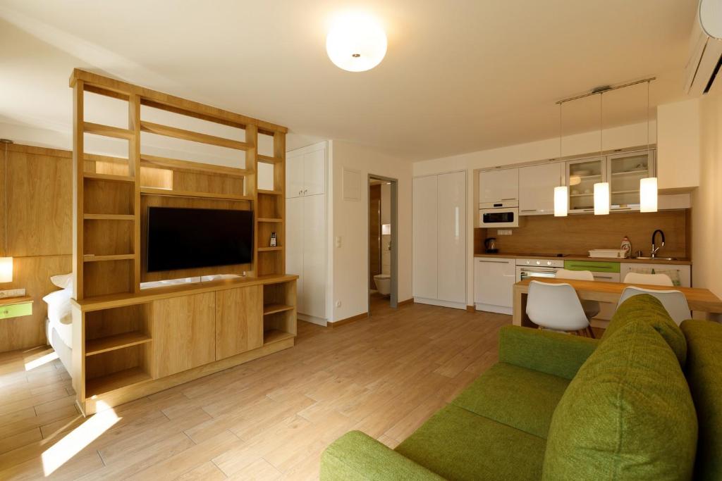 Televízia a/alebo spoločenská miestnosť v ubytovaní La Bella Centrum Apartmanok Kék Zöld