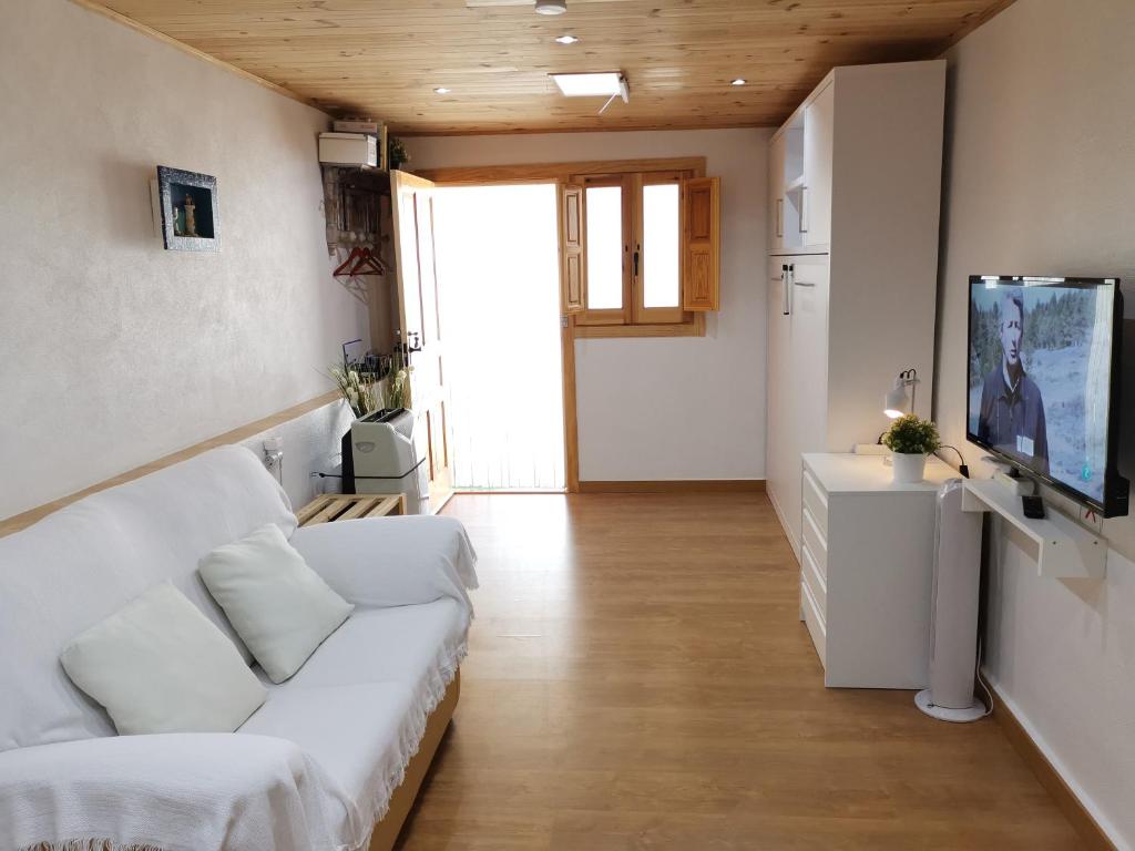 TV a/nebo společenská místnost v ubytování La casa del Buda Cerca de la playa con piscina