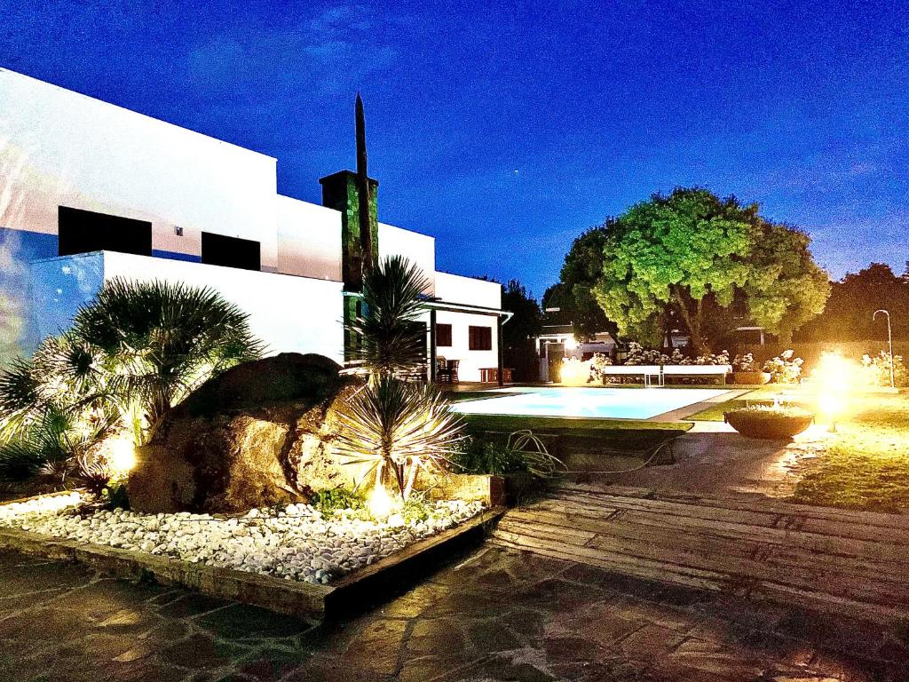 Bazén v ubytování Villa La Roca Madrid nebo v jeho okolí