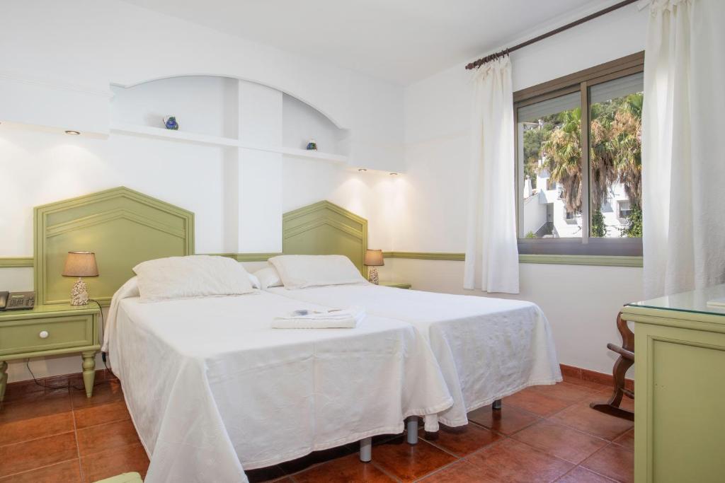Postel nebo postele na pokoji v ubytování Hotel y Bungalows Balcón de Competa