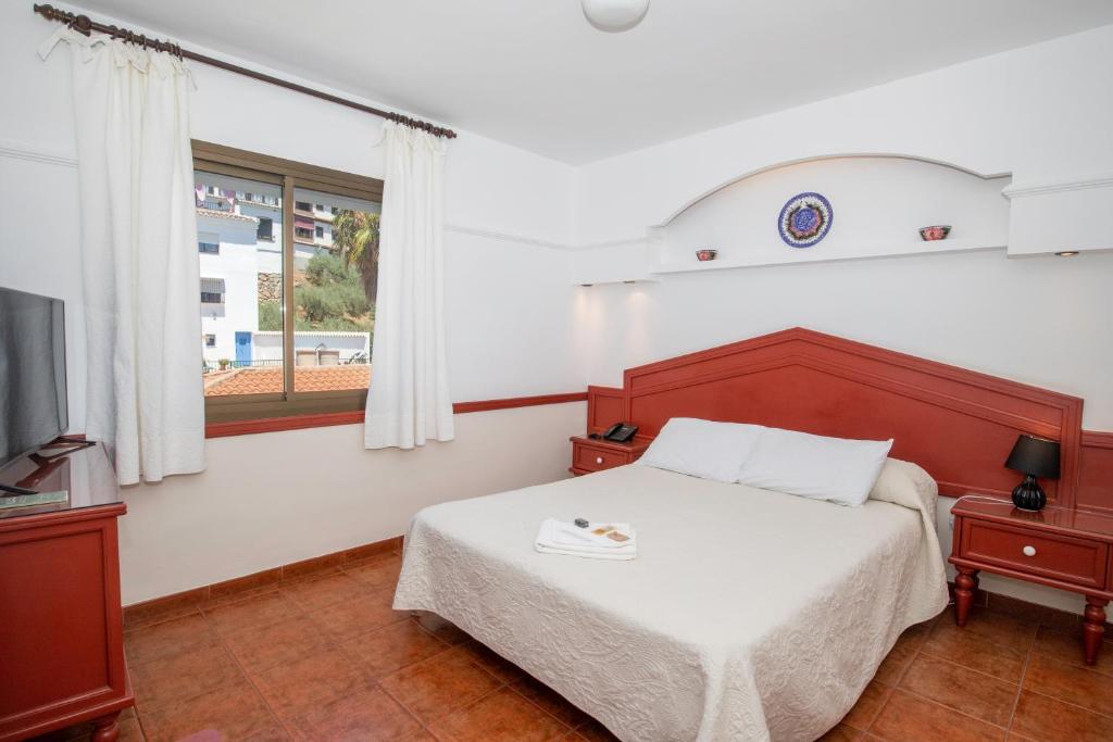 Postel nebo postele na pokoji v ubytování Hotel y Bungalows Balcón de Competa