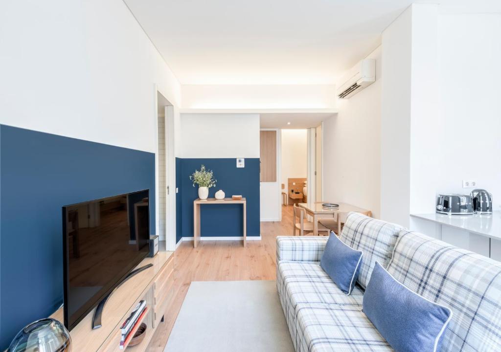 Mouzinho da Silveira Unique Apartments, by Oporto Collection - 一张双人床和一张单人床的公寓
