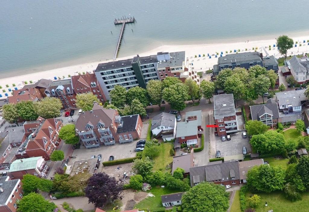 eine Luftblick auf die Stadt und den Strand in der Unterkunft Wattwurm in Wyk auf Föhr