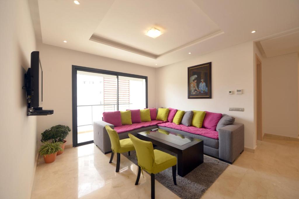 sala de estar con sofá y mesa en Privat Apartments Prestigia Hay Riad, en Rabat