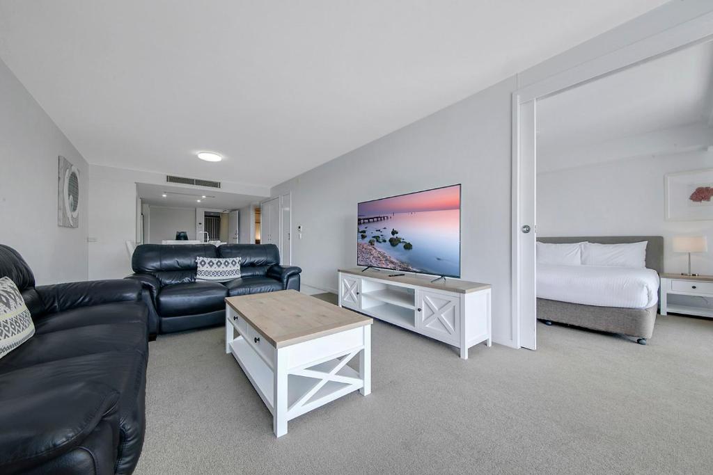 TV a/nebo společenská místnost v ubytování Echelon Apartments Yeppoon