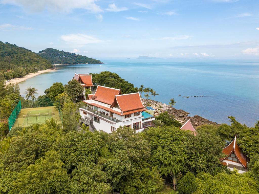 een luchtzicht op een resort op een heuvel naast de oceaan bij Villa Riva in Mae Nam