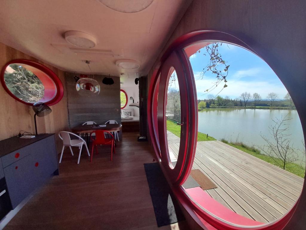 Výhled na řeku, která protéká v blízkosti apartmánu