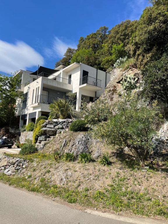 ein Haus an der Seite eines Hügels in der Unterkunft Villa Petrera in Valle-di-Campoloro