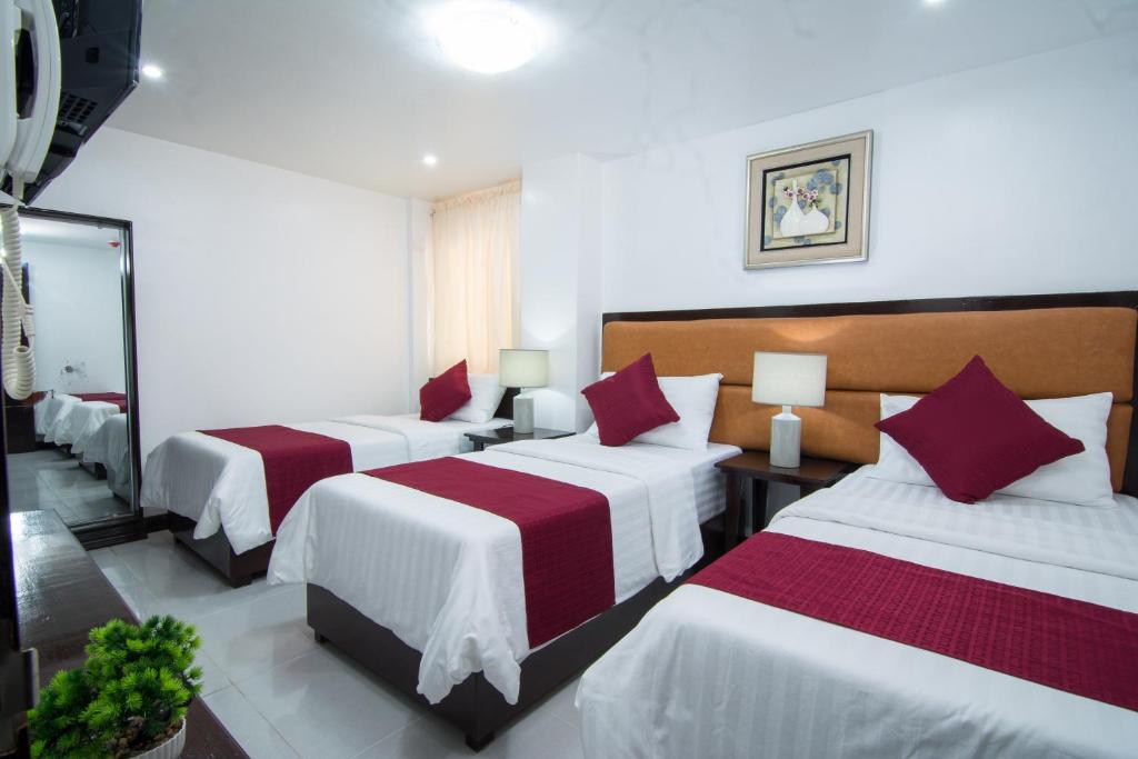 Postel nebo postele na pokoji v ubytování Diamond Hotel And Resto