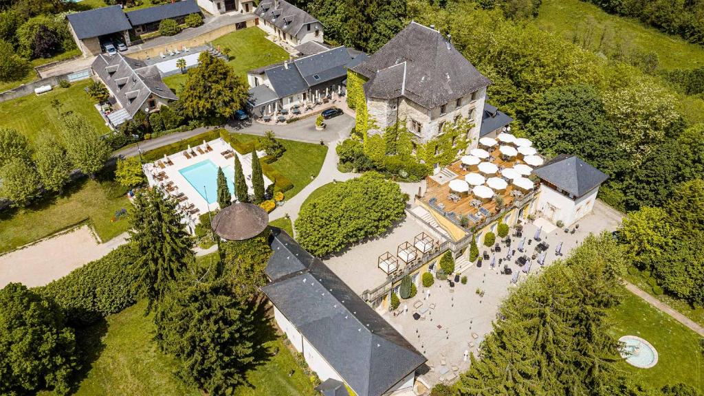  Elle offre une vue aérienne sur une demeure de caractère dotée d'une piscine. dans l'établissement Château de Candie, à Chambéry