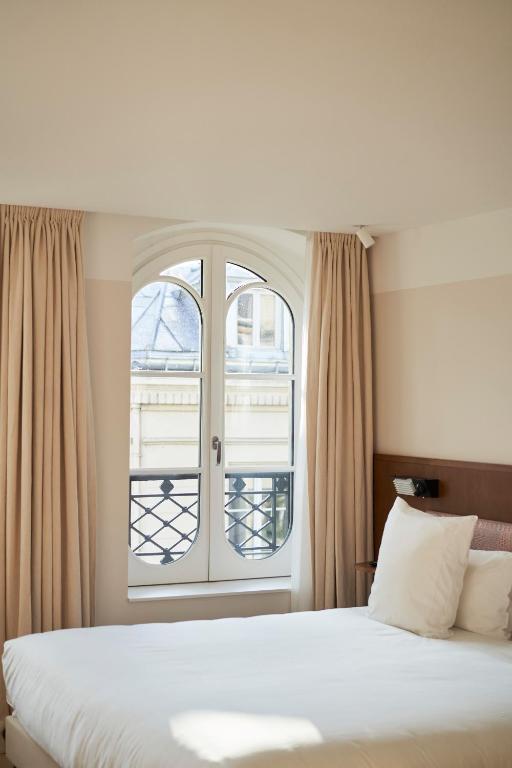 Postel nebo postele na pokoji v ubytování Hôtel du Sentier