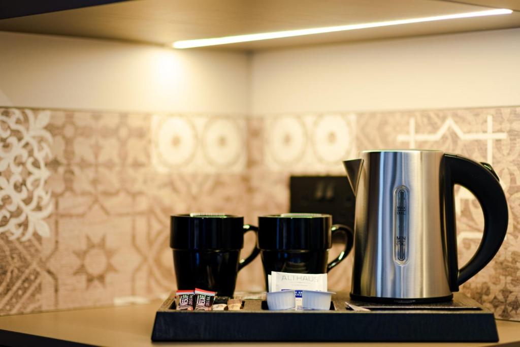 Příslušenství pro přípravu čaje a kávy v ubytování Bayview Hotel by ST Hotels