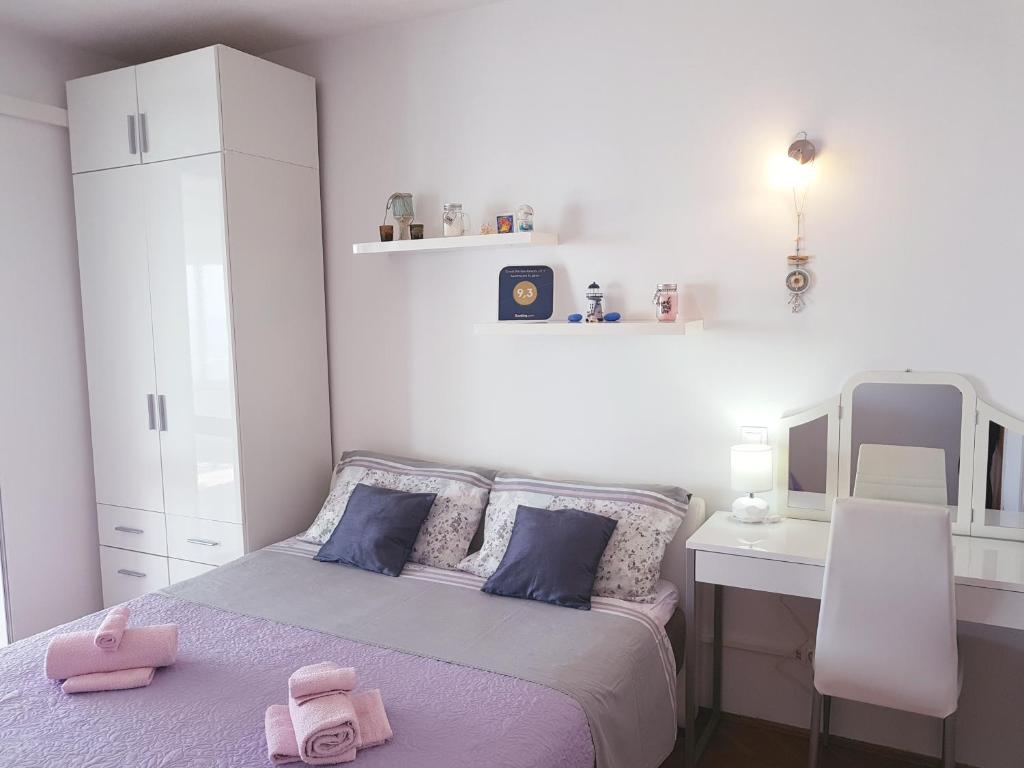Postel nebo postele na pokoji v ubytování Apartments Sv.Jakov