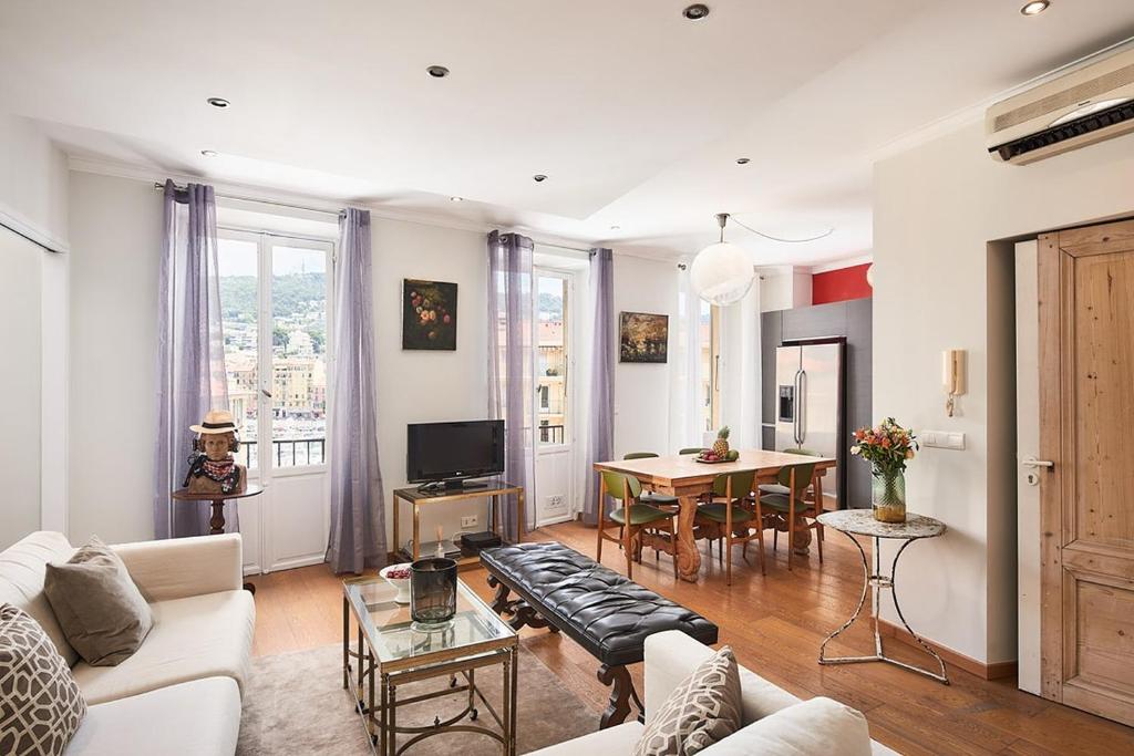 un salon avec un canapé et une table dans l'établissement Sunlight Properties - Marinette - Port area, 2 Bedrooms, sleep 6, sea view, à Nice