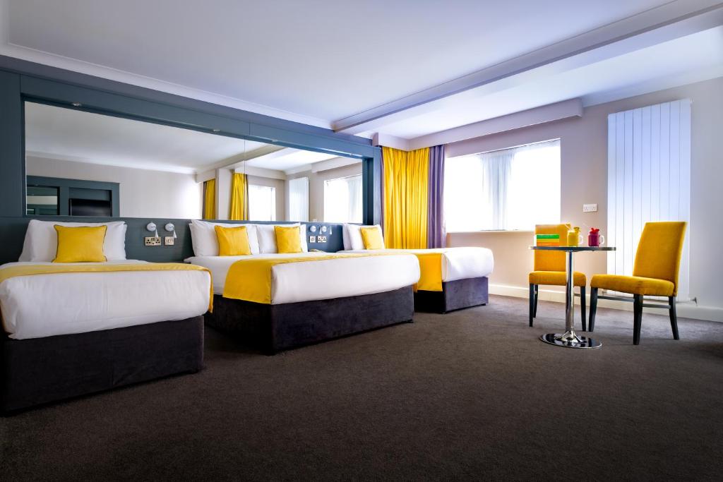 Postel nebo postele na pokoji v ubytování Claregalway Hotel