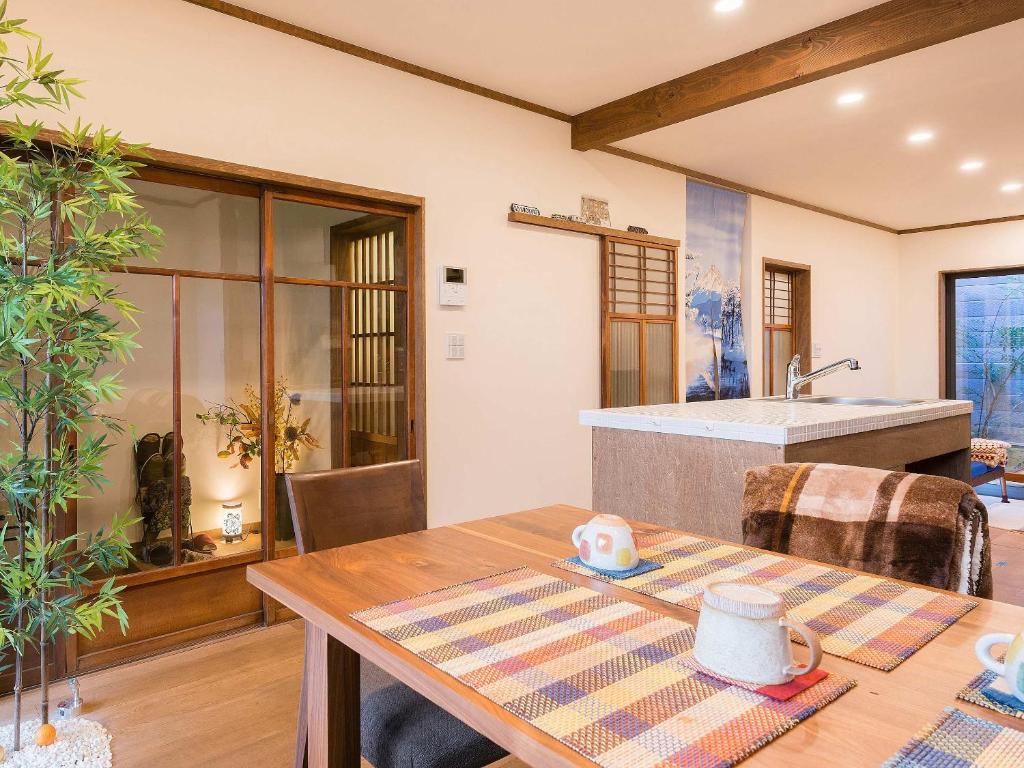 京都的住宿－寧靜之家度假屋，一间带桌子的用餐室和一间厨房