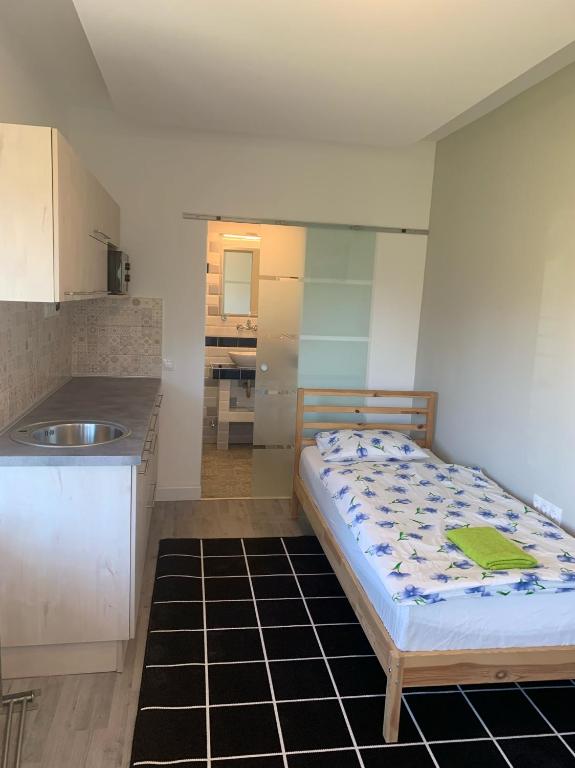 Kuchyňa alebo kuchynka v ubytovaní Levendulakert Siófok Apartmanház