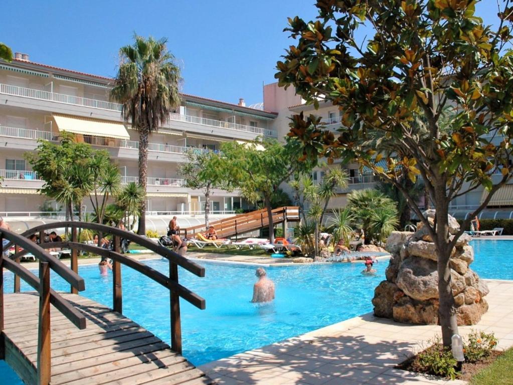 une piscine dans un hôtel avec des gens dedans dans l'établissement Apartamentos Mar D'Or, à L'Estartit
