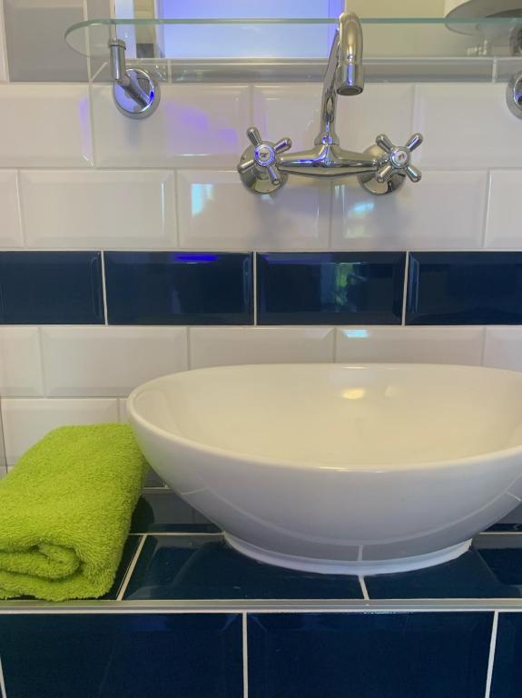 Kúpeľňa v ubytovaní Levendulakert Siófok Apartmanház