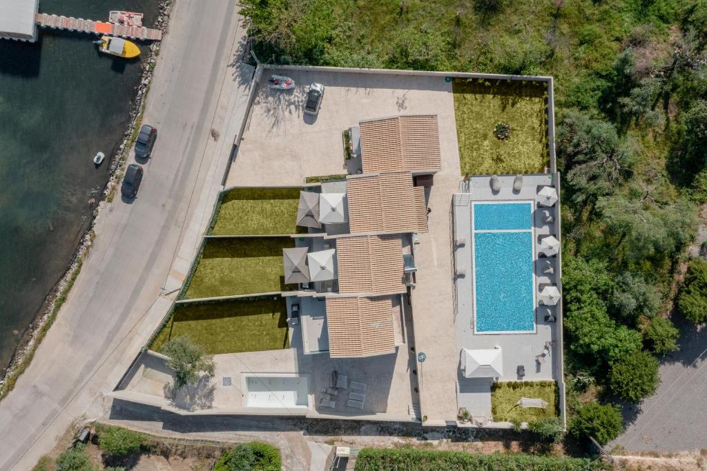 una vista aérea de una casa con piscina en Swans Luxury Homes, en Kommeno