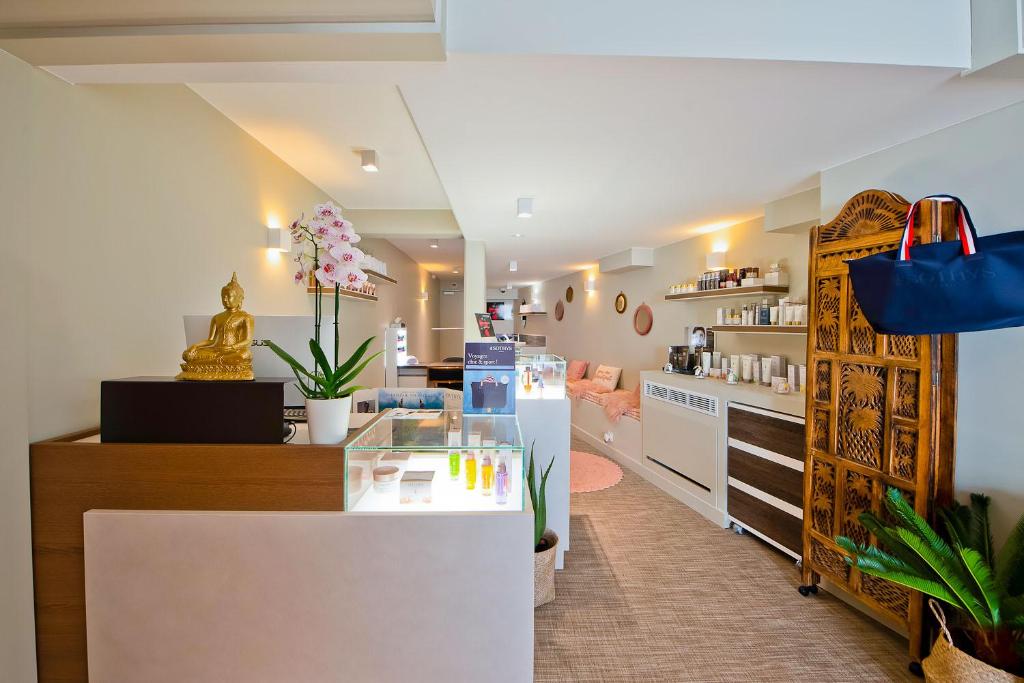 a living room with a counter and a kitchen at Hôtel La Villa Port d'Antibes & Spa in Antibes