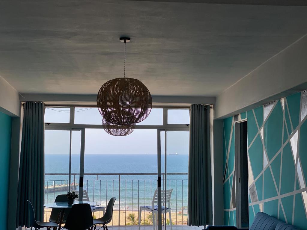 Vue générale sur la mer ou vue sur la mer prise depuis l'appartement