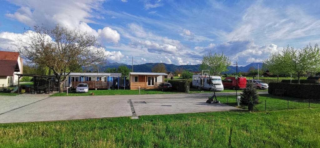 een tuin met een huis en een busje geparkeerd op een oprit bij Guesthouse Braslovče - Celje in Braslovče