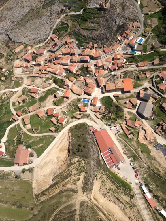 una vista aérea de un pueblo en una montaña en Casa Rural Muro de Aguas - Valdeté, en Muro de Ambas Aguas