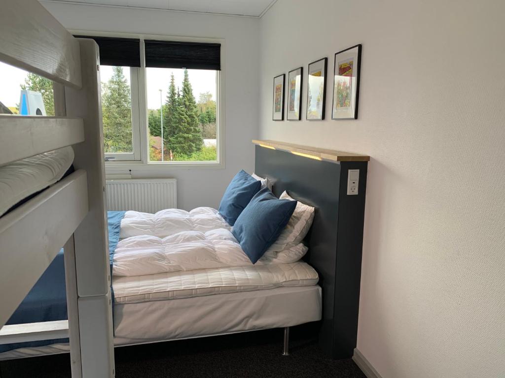 Bett in einem Zimmer mit Etagenbett in der Unterkunft Fyrtårn Tommerup Hostel in Tommerup