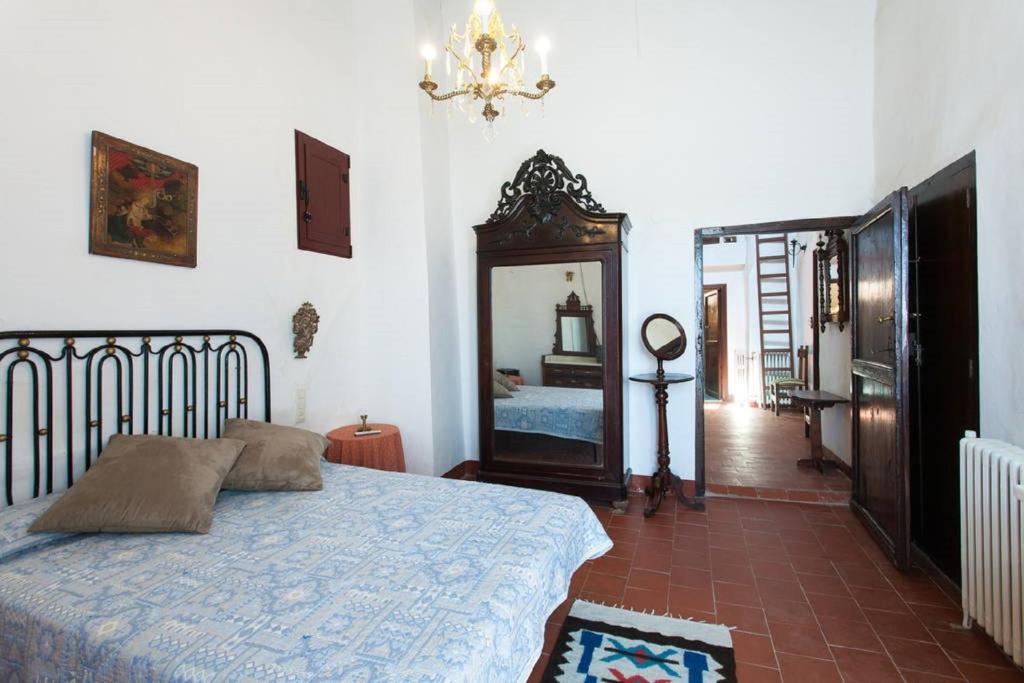 Postel nebo postele na pokoji v ubytování Villa Charly Casa señorial XVII Historical Villa