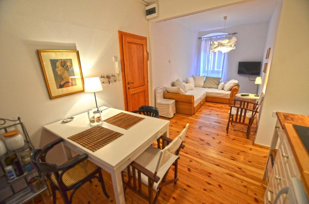 eine Küche und ein Wohnzimmer mit einem Tisch und Stühlen in der Unterkunft Leko Old Town Apartment in Rovinj