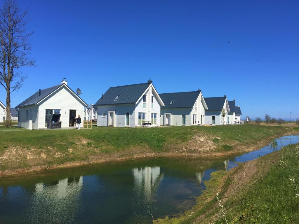 オルペニッツにあるFerienhaus Skipper Hus by Seeblick Ferien ORO, Kamin,Saunaの川の横の家並み