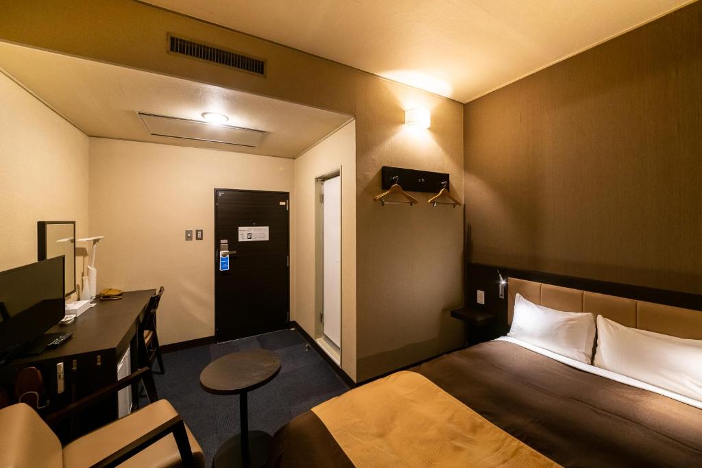Postel nebo postele na pokoji v ubytování Kyoto Central Inn