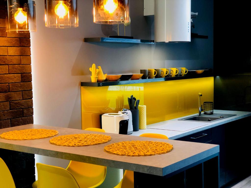 Kuchyňa alebo kuchynka v ubytovaní APARTAMENT ELEGANCE YELLOW w Nautica Resort