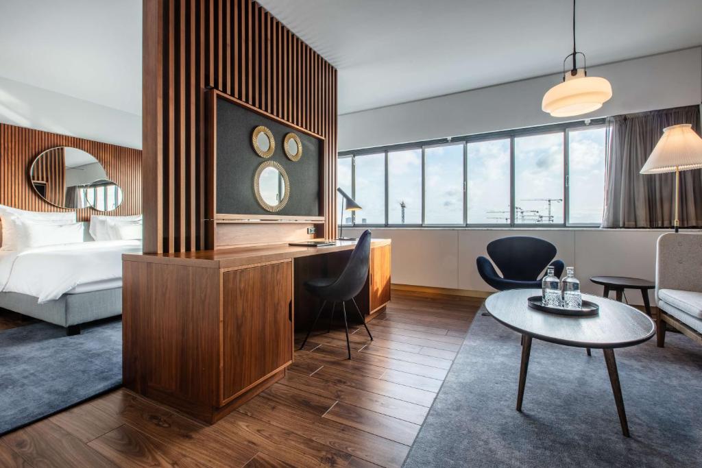 Postel nebo postele na pokoji v ubytování Radisson Collection Royal Hotel, Copenhagen