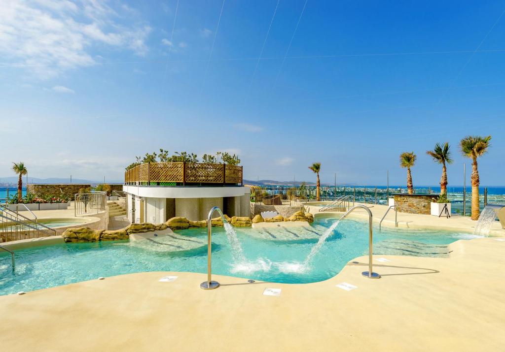 un tobogán de agua en un complejo con palmeras en Luxury Ocean Spa Plaza Private Large 1 bed apartment, en Gibraltar