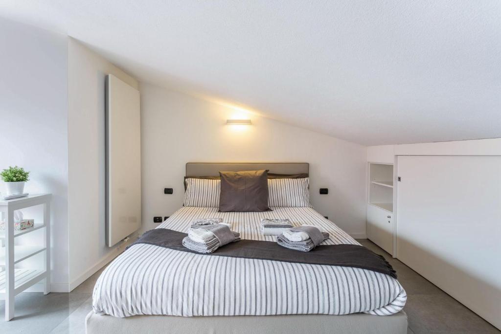 Posteľ alebo postele v izbe v ubytovaní New Eleven Apartment on Como Lake