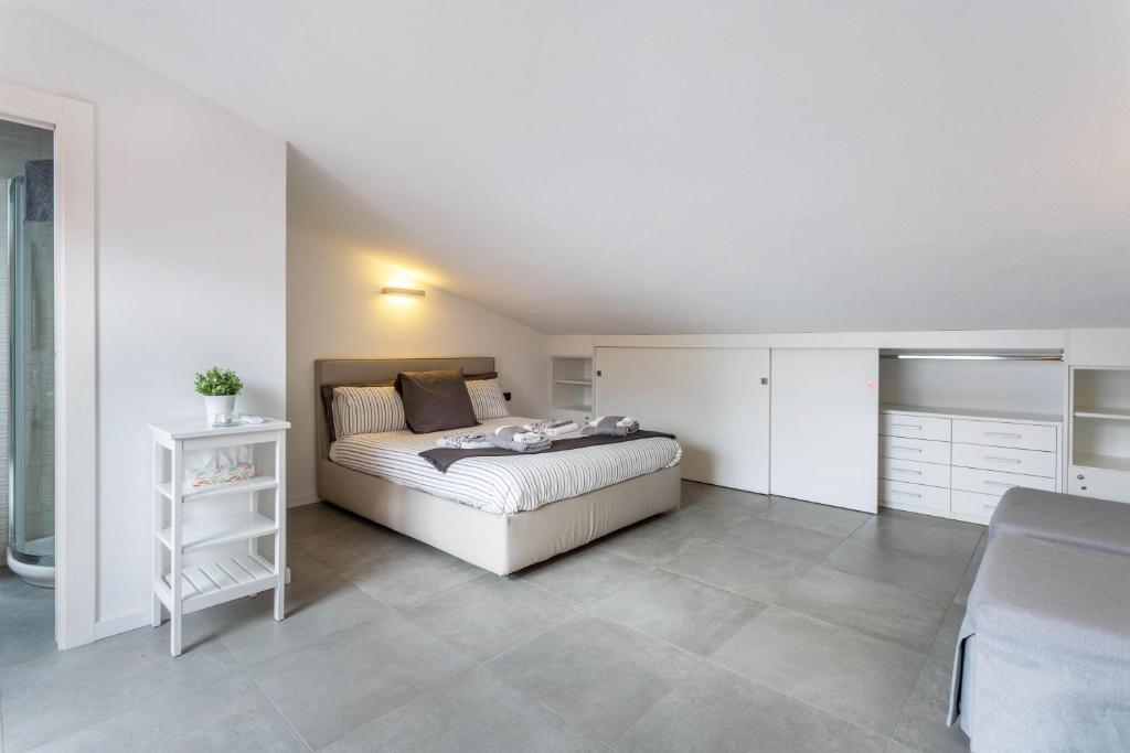 Posteľ alebo postele v izbe v ubytovaní New Eleven Apartment on Como Lake