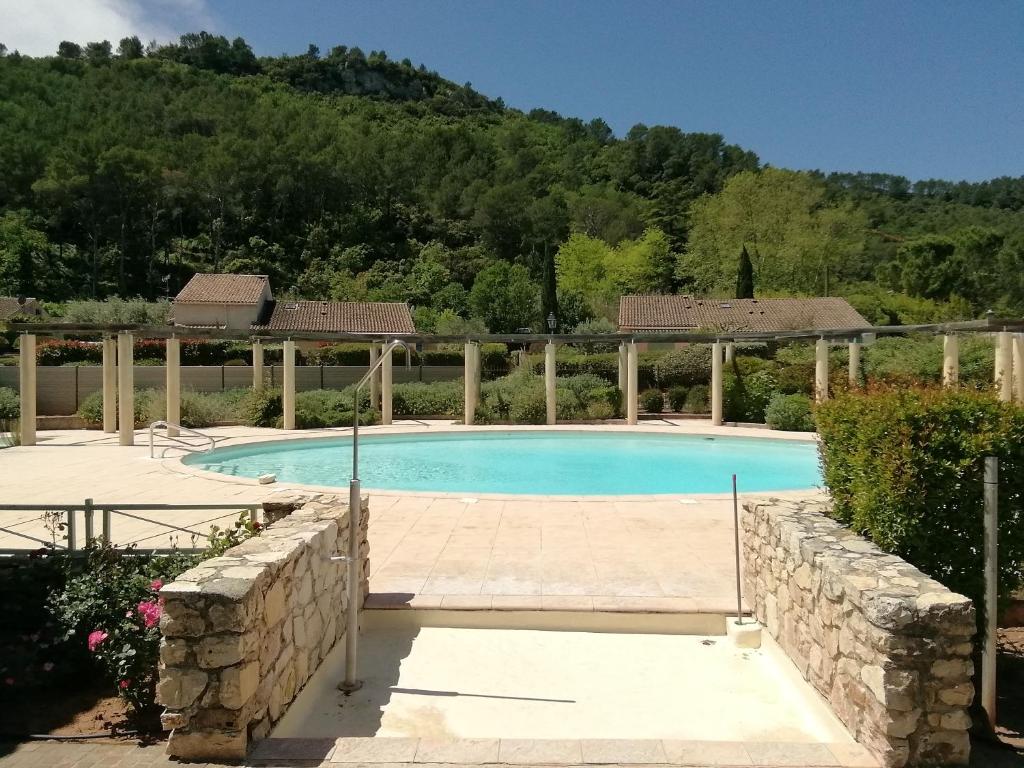 Bazén v ubytování Le clos des Vignes nebo v jeho okolí