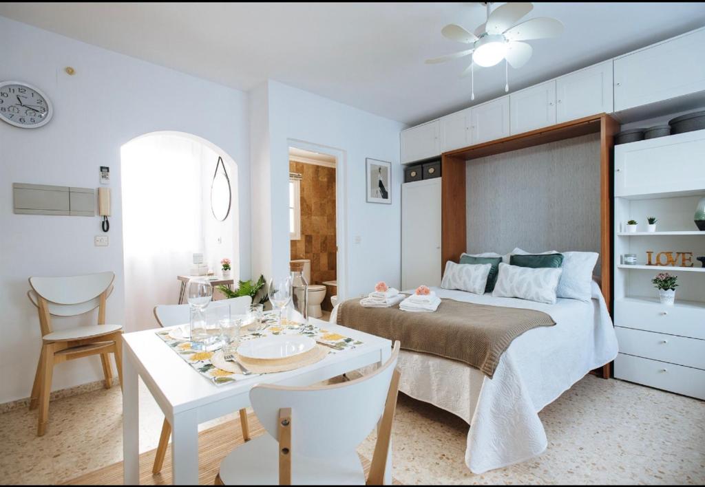 Posteľ alebo postele v izbe v ubytovaní LyriosHomes Chipiona Beach