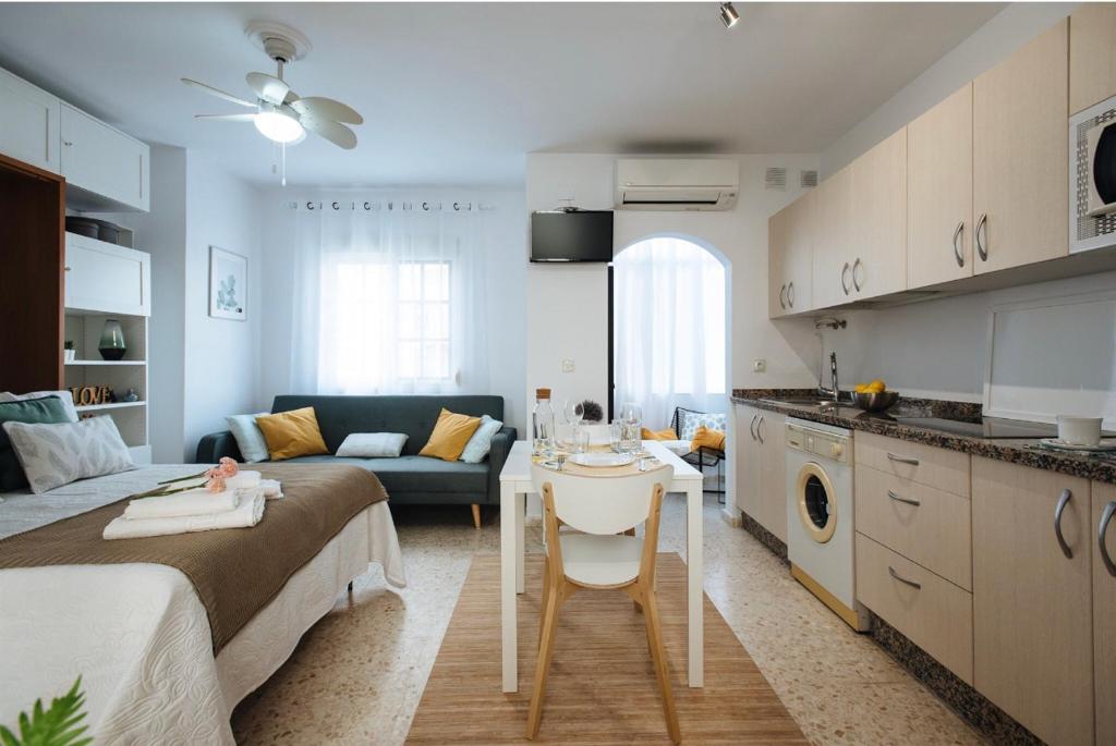 Televízia a/alebo spoločenská miestnosť v ubytovaní LyriosHomes Chipiona Beach