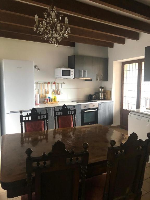 Kuchyň nebo kuchyňský kout v ubytování Stadthaus mitten im Künstlerviertel von Artá mit zwei Wohnungen