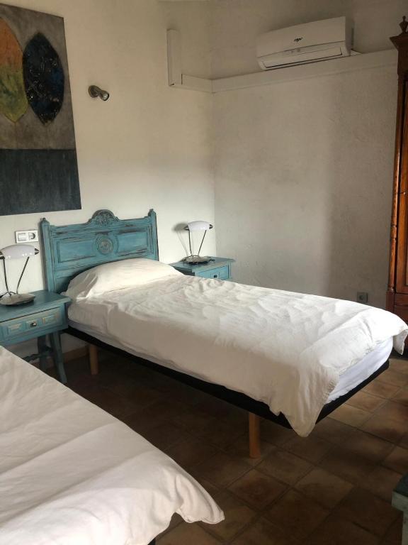 Postel nebo postele na pokoji v ubytování Stadthaus mitten im Künstlerviertel von Artá mit zwei Wohnungen