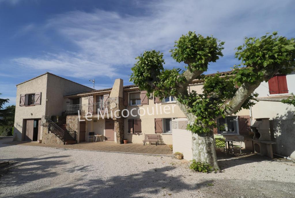 un bâtiment avec un arbre devant lui dans l'établissement Le Micocoulier, à La Crau