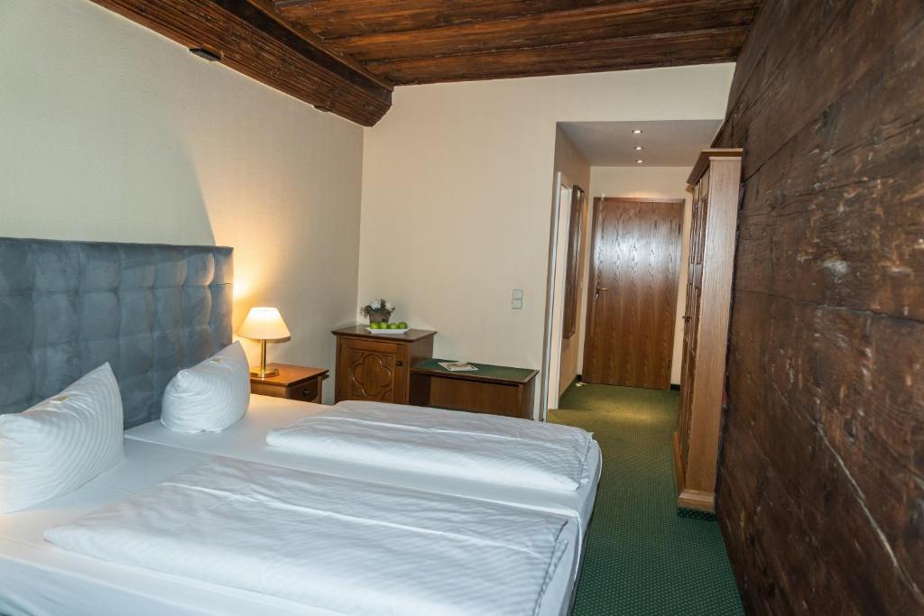 Postel nebo postele na pokoji v ubytování Ringhotel Schlossberg