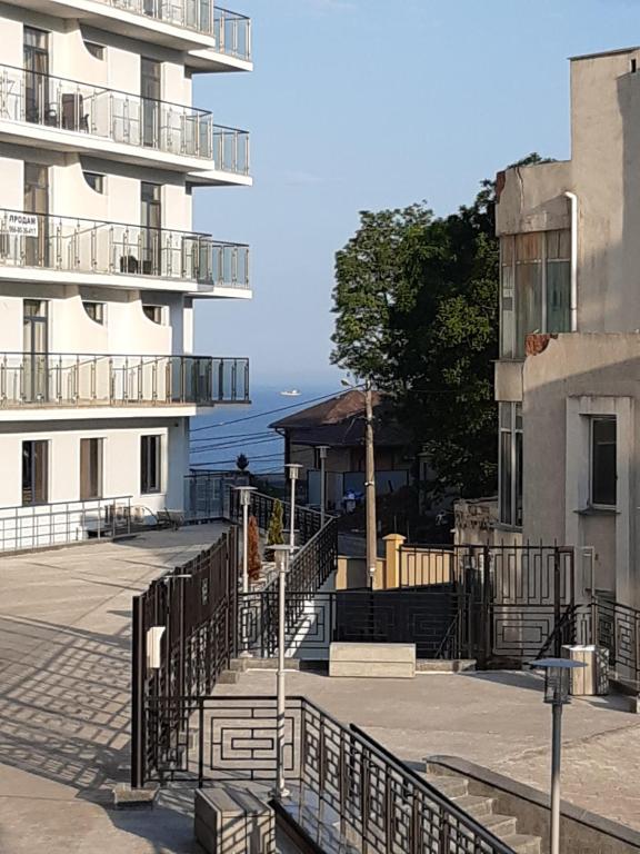 オデッサにあるzhk Santoriniの階段付きの建物