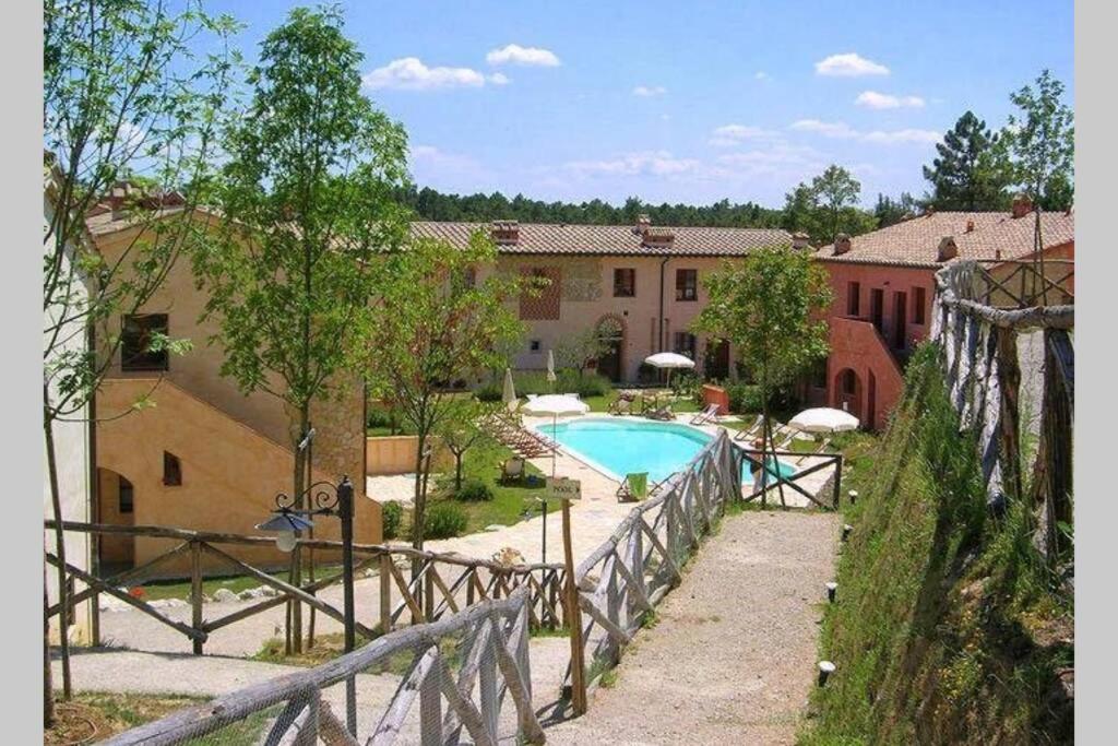 una casa con piscina in un cortile di Casa Vacanze nel cuore della Toscana a Castagno