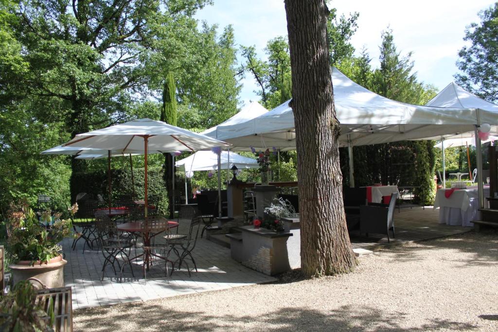 La Garenne de Morestel tesisinde bir restoran veya yemek mekan&#x131;